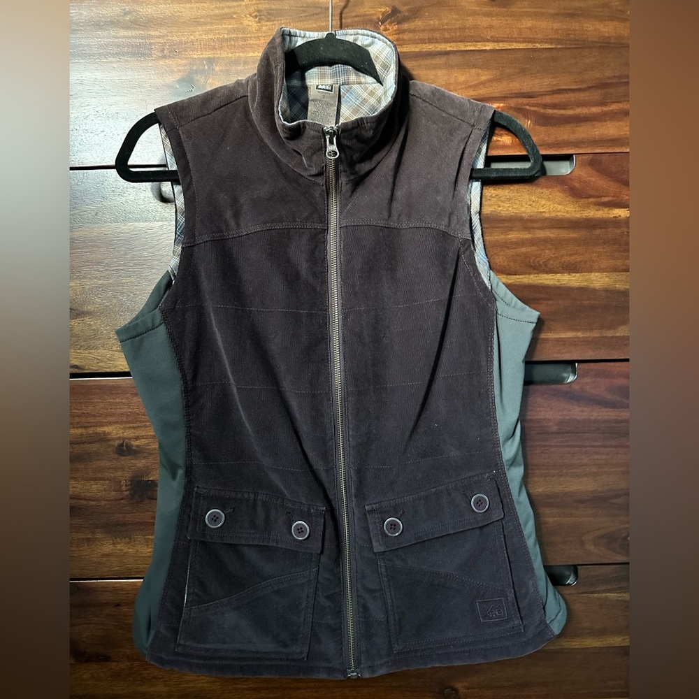 REI Women's insulated zip up corduroy vest. Size S